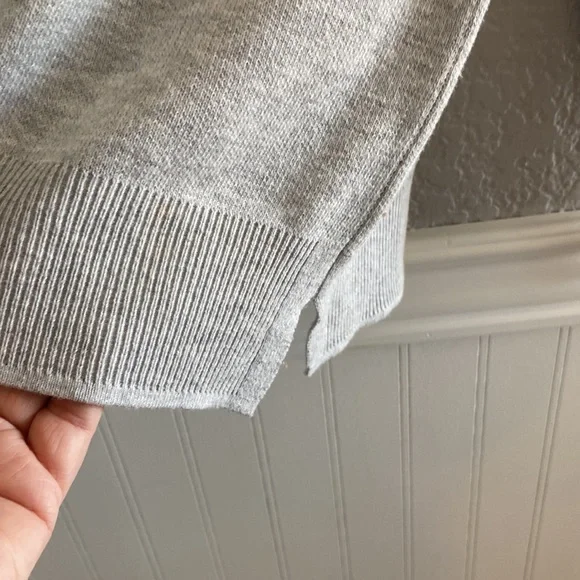 Ladies pull over “light “ sweater size S (but fits more like a M) gray/white - Picture 7 of 14